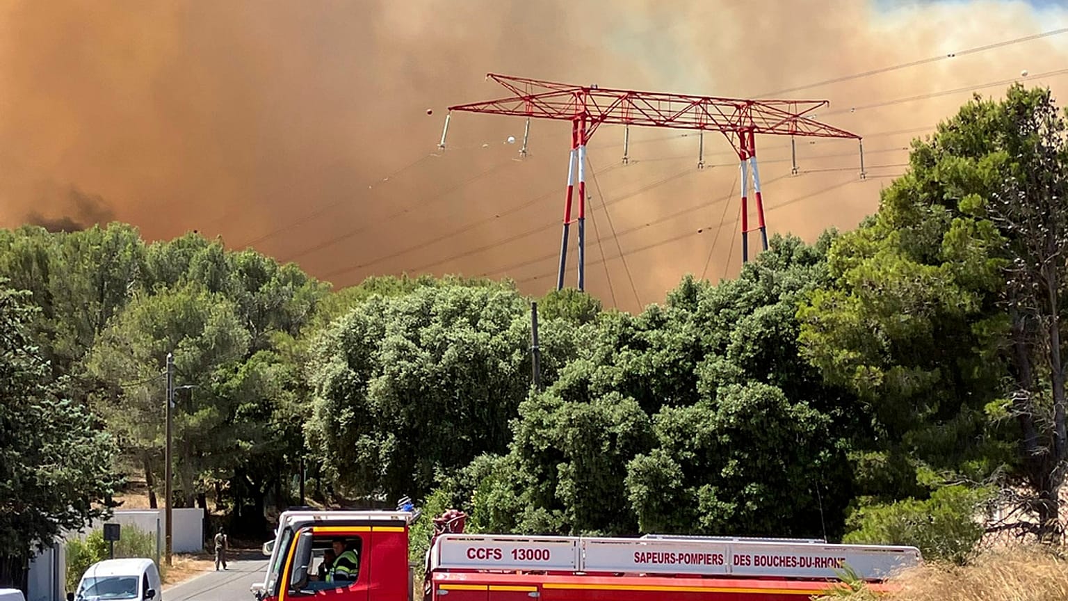 Um grande incêndio deflagrou em Marselha na manhã de terça-feira.