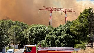 Um grande incêndio deflagrou em Marselha na manhã de terça-feira.