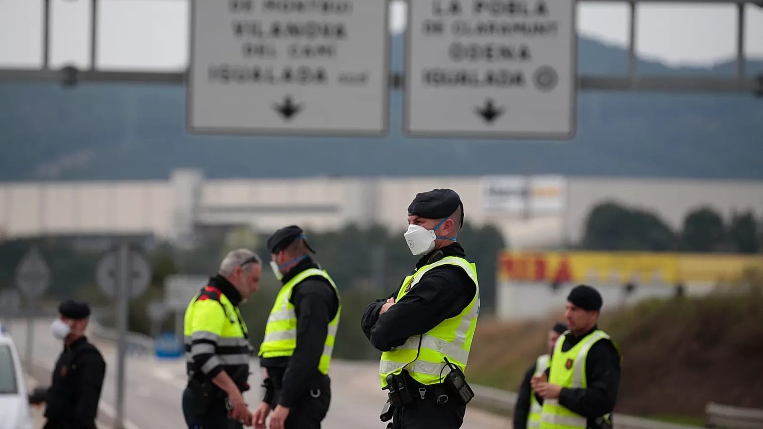 En una imagen de archivo, varios Mossos realizan un control policial en una carretera de la provincia de Barcelona, cerca de Igualada, el 13 de marzo de 2020.