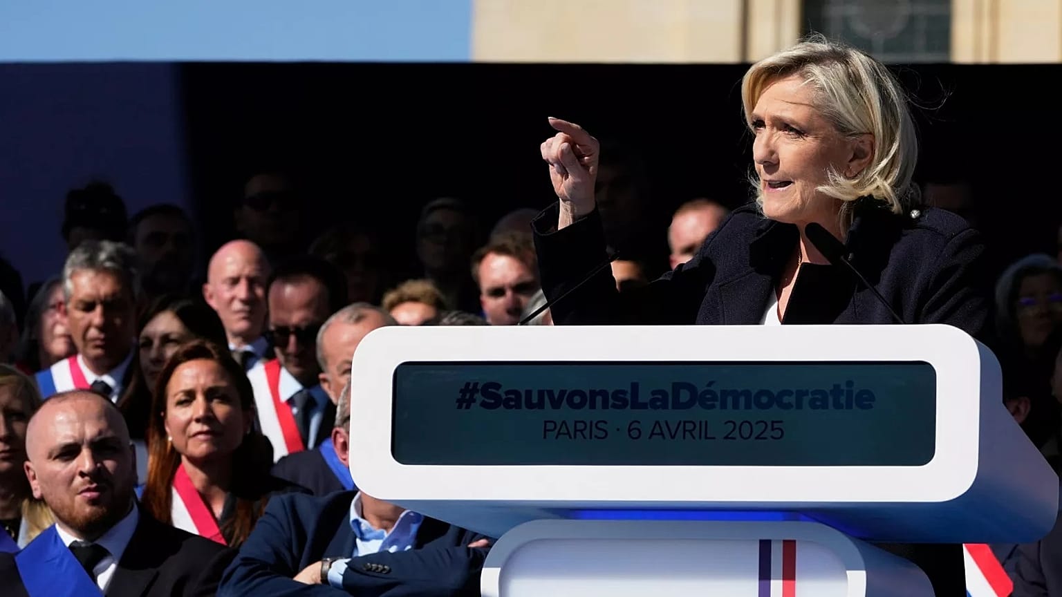 Fransız aşırı sağcı lider Marine Le Pen, 6 Nisan 2025 Pazar günü Paris'te parlamento yakınlarında Fransız aşırı sağcı partisinin ulusal mitingi sırasında konuşmasını yapıyor