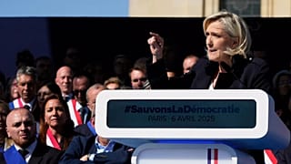 A líder da extrema-direita francesa, Marine Le Pen, discursa durante o comício nacional do partido de extrema-direita francês perto do parlamento em Paris, 6 de abril de 2025