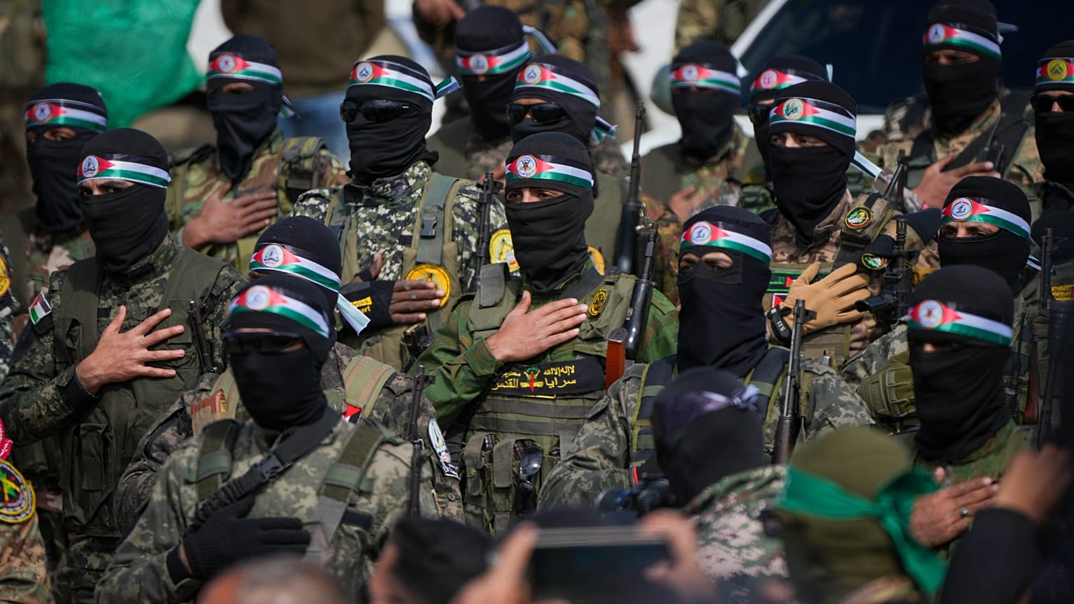Hamas militanları, Nuseyrat'ta İsrailli rehineleri Kızıl Haç'a teslim etmek için düzenlenen tören öncesinde saf tutarken, 22 Şubat 2025