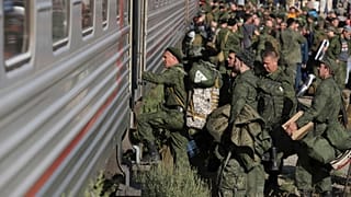 Russische Rekruten steigen am 29. September 2022 auf einem Bahnhof in Prudboi, Region Wolgograd, Russland, in einen Zug.