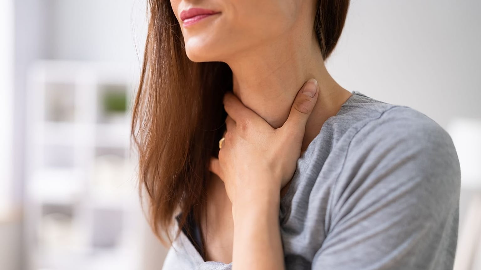 El dolor de garganta puede ser un síntoma de mononucleosis.