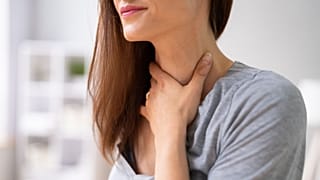 El dolor de garganta puede ser un síntoma de mononucleosis.