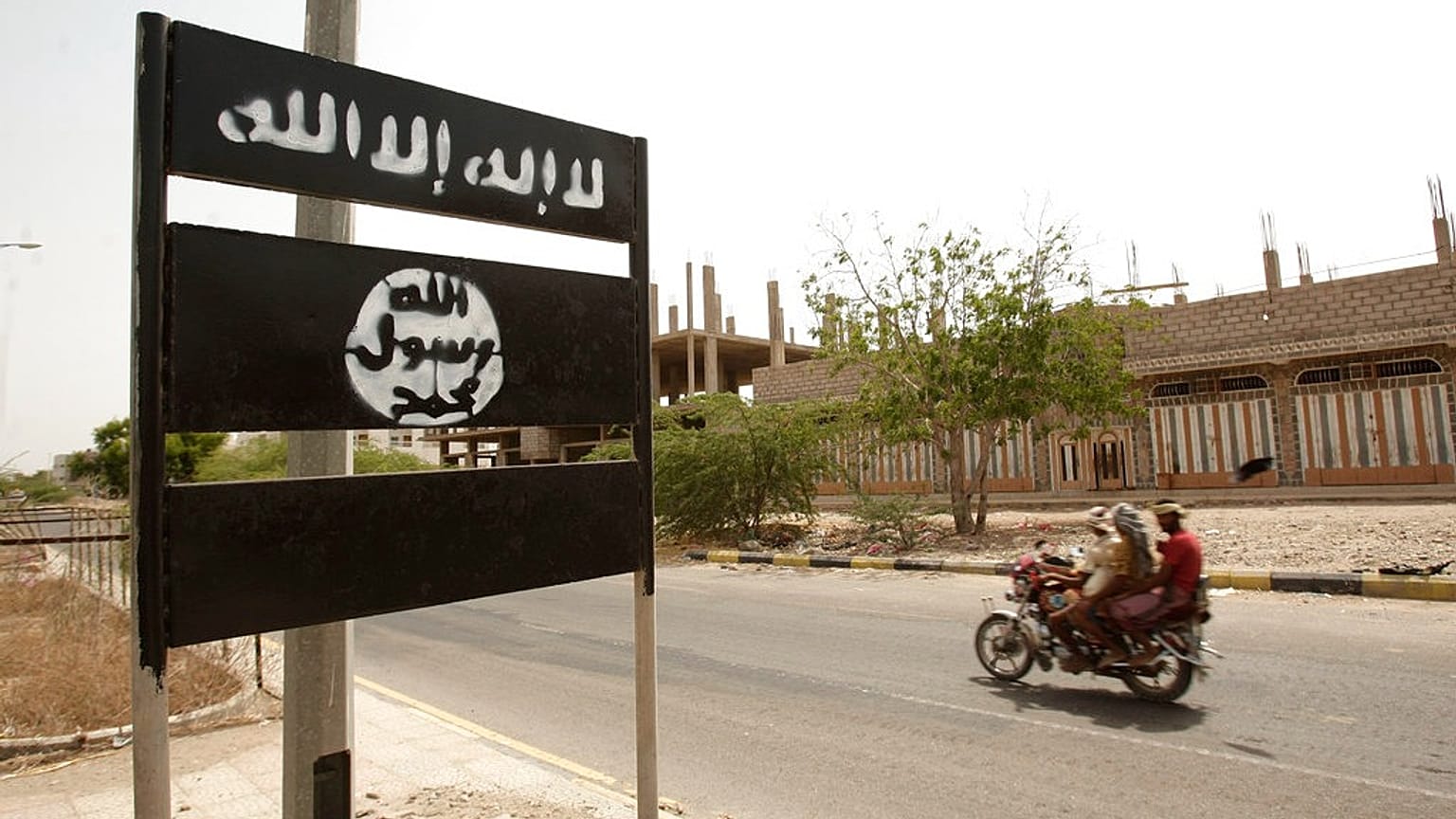 شعار لتنظيم القاعدة على لافتة شارع في بلدة جعار بمحافظة أبين جنوب اليمن، 15 حزيران/ يونيو 2012.