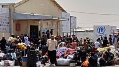 لاجئون أفغان عائدون من إيران يتجمعون قرب معبر إسلام قلعة في ولاية هرات، 20 حزيران/ يونيو 2025.    