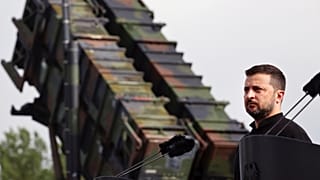 Le président ukrainien Volodymyr Zelenskyy se tient devant un système de défense aérienne Patriot lors d'une visite en Poméranie occidentale, mardi 11 juin 2024.