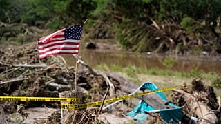 Una bandera estadounidense colocada sobre un tocón ondea en Kerrville, Texas, el martes 8 de julio de 2025.
