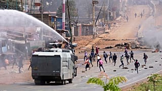 La policía antidisturbios dispersa a los manifestantes con cañones de agua en el barrio marginal de Kangemi, en Nairobi, Kenia, el lunes 7 de julio de 2025.