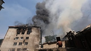 Kurtarma görevlileri 7 Temmuz 2025 Pazartesi günü Ukrayna'nın Zaporizhzhia kentinde Rus insansız hava aracının saldırısı sonucu tahrip olan bir binada çıkan yangını söndürdü.