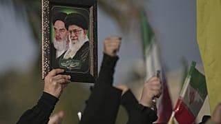 Libanoni Hezbollah-támogatók, az iráni vezetők portréival a kezükben