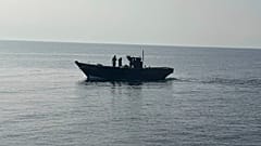 Kuzey Korelileri taşıyan ahşap bir tekne 9 Temmuz 2025 tarihinde Güney Kore'nin Doğu Denizi'nde kuzeye doğru ilerliyor. 