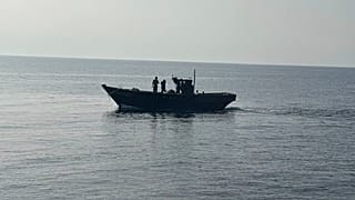 Un barco de madera que transporta norcoreanos avanza hacia el norte en el Mar del Este, Corea del Sur, el 9 de julio de 2025.