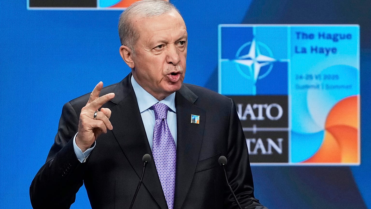 الرئيس التركي رجب طيب أردوغان يتحدث خلال مؤتمر صحفي عقب الجلسة العامة في قمة الناتو في لاهاي، هولندا، يوم الأربعاء، 25 يونيو 2025. 