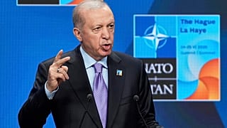 الرئيس التركي رجب طيب أردوغان يتحدث خلال مؤتمر صحفي عقب الجلسة العامة في قمة الناتو في لاهاي، هولندا، يوم الأربعاء، 25 يونيو 2025. 