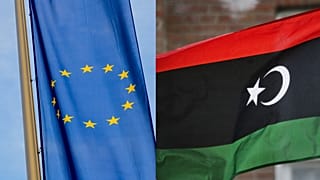العلم الليبي (يمينًا)، علم الاتحاد الأوروبي (يسارًا).