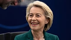 Die Präsidentin der Europäischen Kommission Ursula von der Leyen lächelt, bevor sie eine Rede zur Vorbereitung des EU-China-Gipfels hält, 8. Juli 2025 im Europäischen Parlament