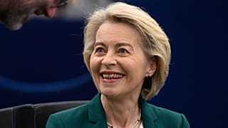 Ursula von der Leyen, présidente de la Commission européenne, sourit avant de prononcer un discours sur la préparation du sommet UE-Chine, le 8 juillet 2025 au Parlement européen.