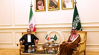  يلتقي وزير الخارجية الإيراني عباس عراقجي (على اليسار) بنظيره السعودي الأمير فيصل بن فرحان (على اليمين) في جدة، المملكة العربية السعودية، يوم السبت 10 مايو 2025. 