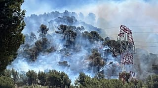 Esta foto fornecida pelos bombeiros SDIS13 mostra fumo a subir durante um incêndio florestal em Pennes-Mirabeau, perto de Marselha, no sul de França, na terça-feira, 8 de julho de 2025.