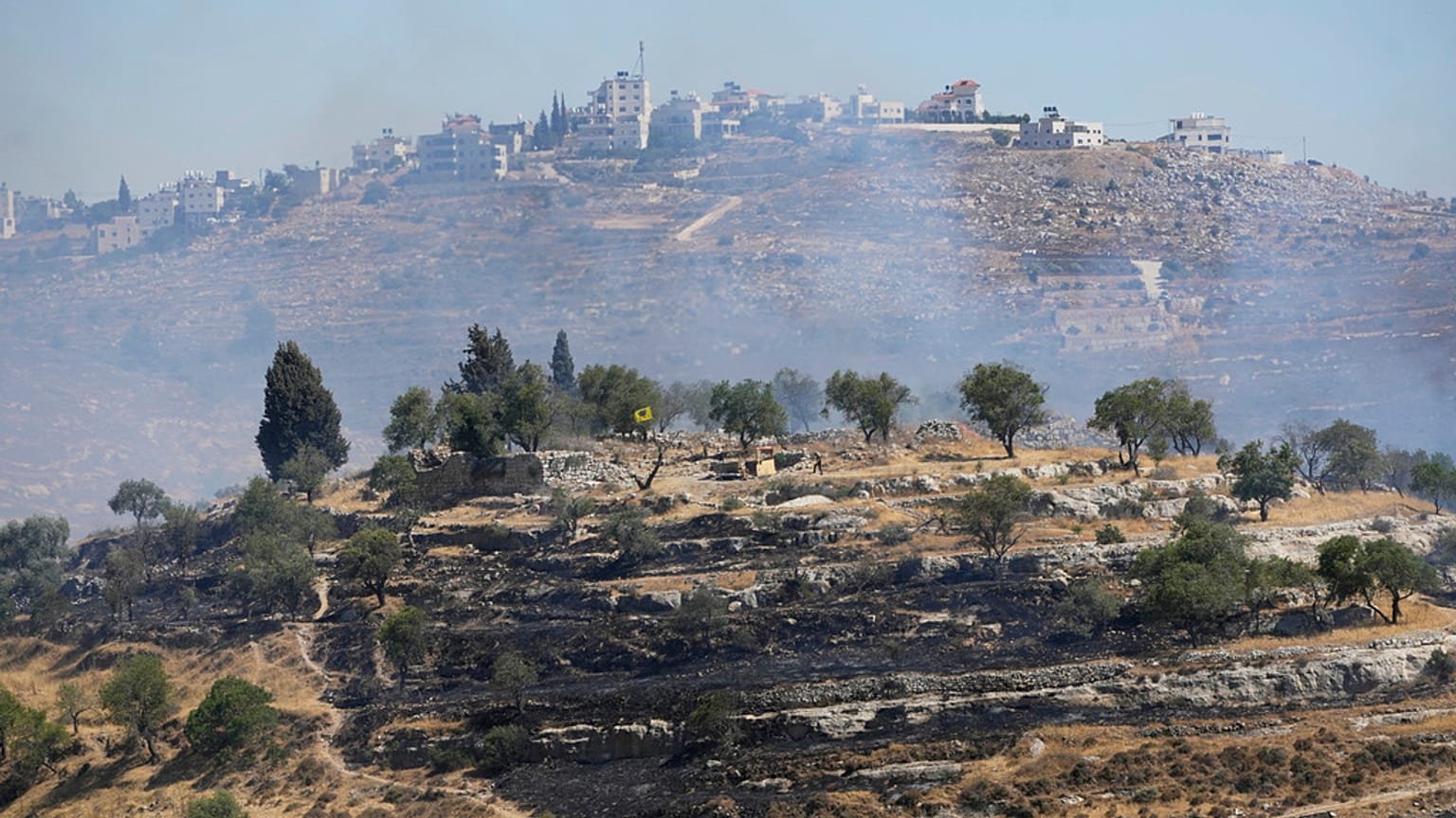 سكان فلسطينيون يفككون منازلهم في قرية المعرجات بعد استيلاء مستوطنين إسرائيليين يمينيين على المنطقة، في 4 تموز/ يوليو 2025.