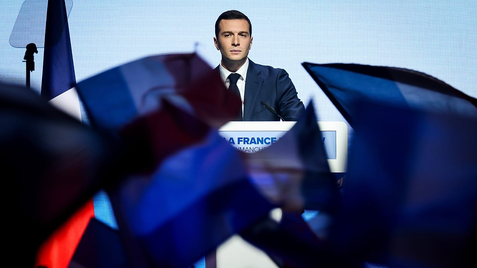 FILE - Jordan Bardella, a francia szélsőjobboldali Nemzeti Összefogás vezető jelöltje a közelgő európai parlamenti választásokon, Párizsban, 2024. június 2-án.