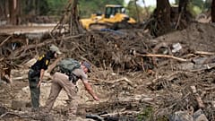 Am Dienstag, dem 8. Juli 2025, führen die Sheriff-Stellvertreter des Upton County Such- und Bergungsarbeiten am Ufer des Guadalupe River in Ingram, Texas, durch, nachdem die Überschwemmungen am vierten Juli stattgefunden hatten.
