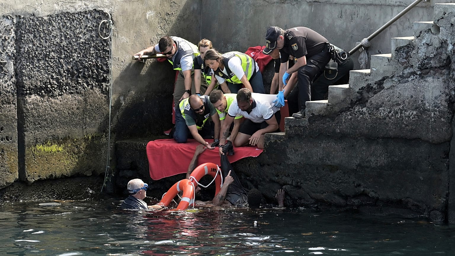 Los supervivientes de una barcaza volcada son rescatados en el puerto de El Hierro, en las Islas Canarias, España, el miércoles 28 de mayo de 2025.