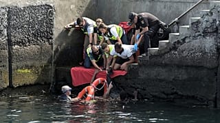 Los supervivientes de una barcaza volcada son rescatados en el puerto de El Hierro, en las Islas Canarias, España, el miércoles 28 de mayo de 2025.