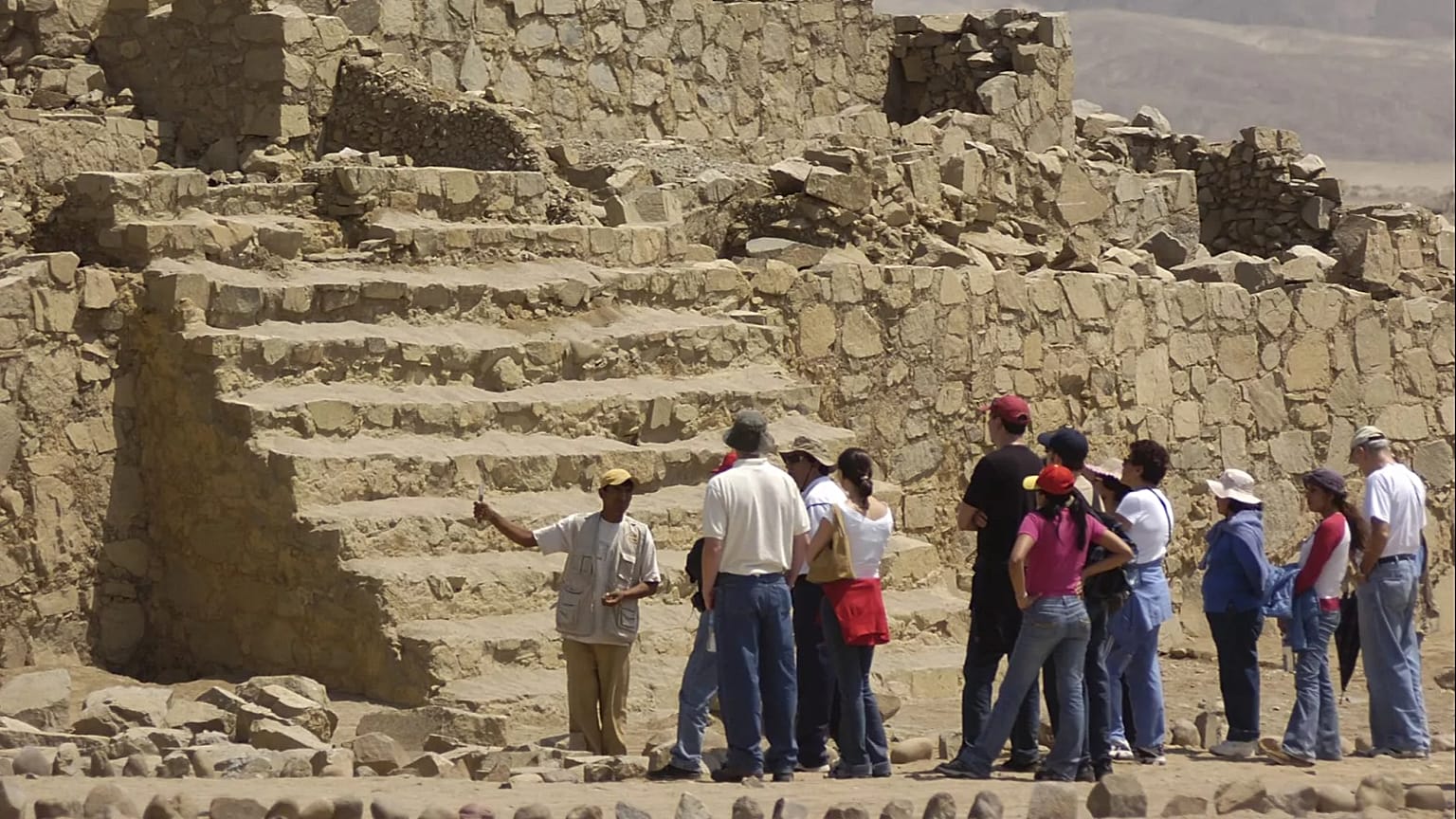 Una foto de archivo muestra a un grupo de turistas en las ruinas de Caral.
