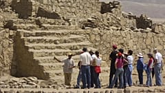 Una foto de archivo muestra a un grupo de turistas en las ruinas de Caral.