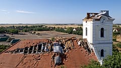 A 2025. július 7-i viharban megrongálódott református templom a hajdú-bihari Sápon 