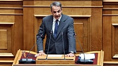 Premierminister Kyriakos Mitsotakis spricht auf der Plenarsitzung des Parlaments über die Migrationsfrage und die Ströme aus Libyen