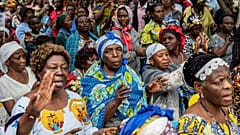 Menschen besuchen eine Messe, um das Leben des verstorbenen Floribert Bwana Chui Bin Kositi in einer katholischen Kirche in Goma, Demokratische Republik Kongo, am Dienstag, den 8. Juli 2025, zu feiern.