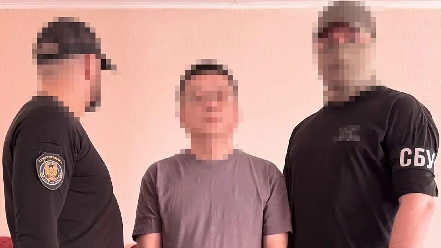 Gli agenti dell'Sbu ucraino con uno dei cittadini cinesi accusati di spionaggio