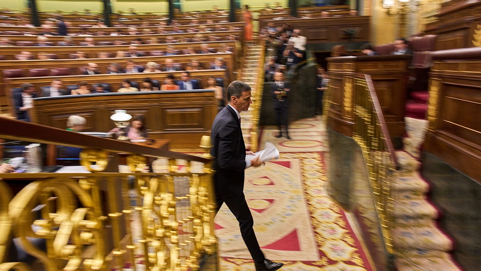 El presidente Pedro Sánchez se dirige al púlpito del Congreso de los Diputados, en Madrid, el 9 de julio de 2025.