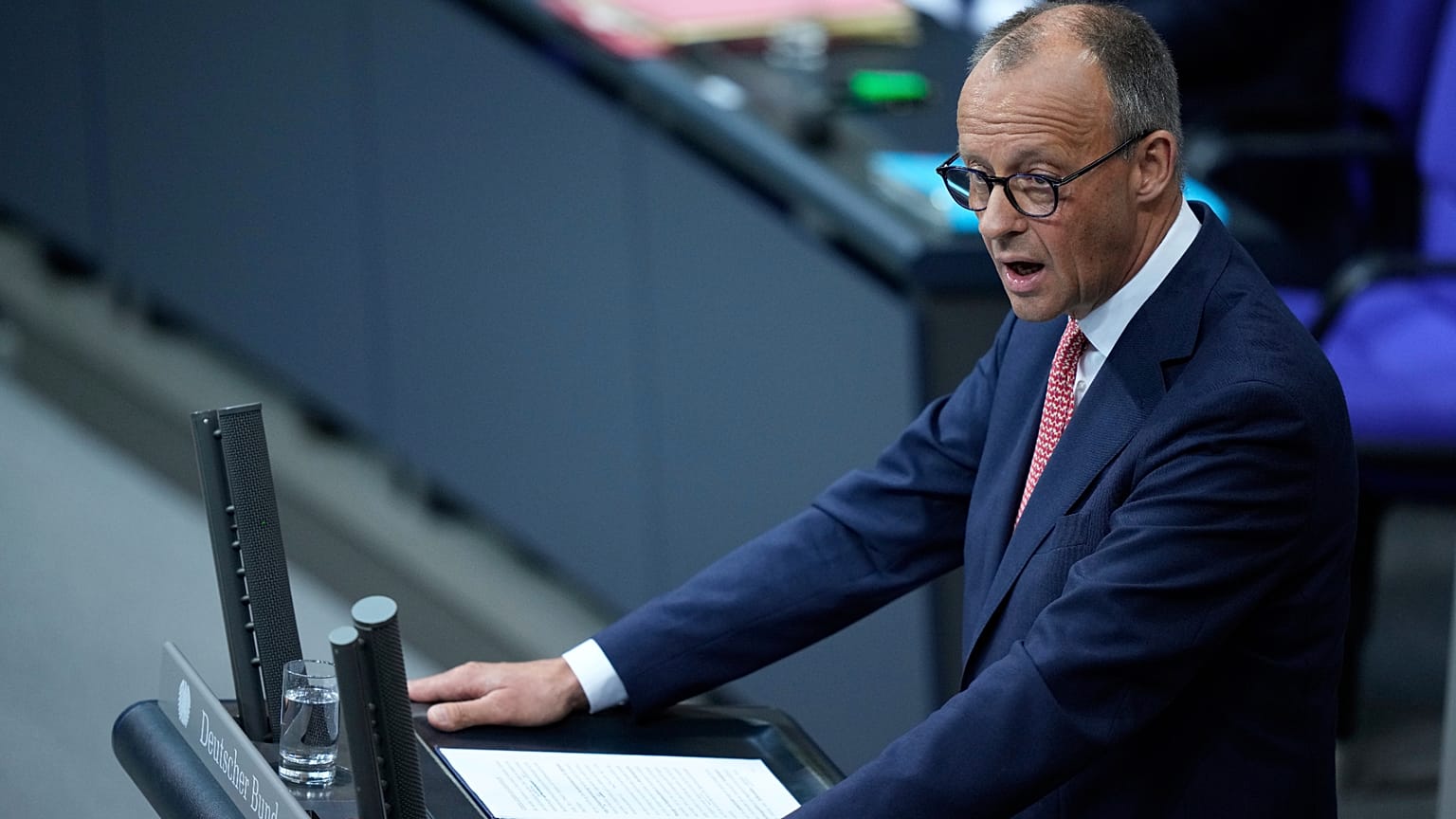 O chanceler alemão Friedrich Merz fala durante um debate sobre o orçamento para 2025 no Bundestag, o parlamento alemão, em Berlim, Alemanha. 9 de julho de 2025.