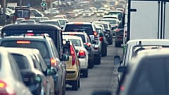 Coches parados en el tráfico.