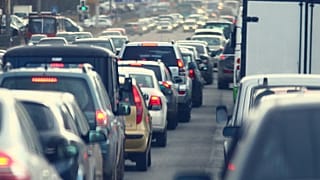 Os carros ficam parados no trânsito.