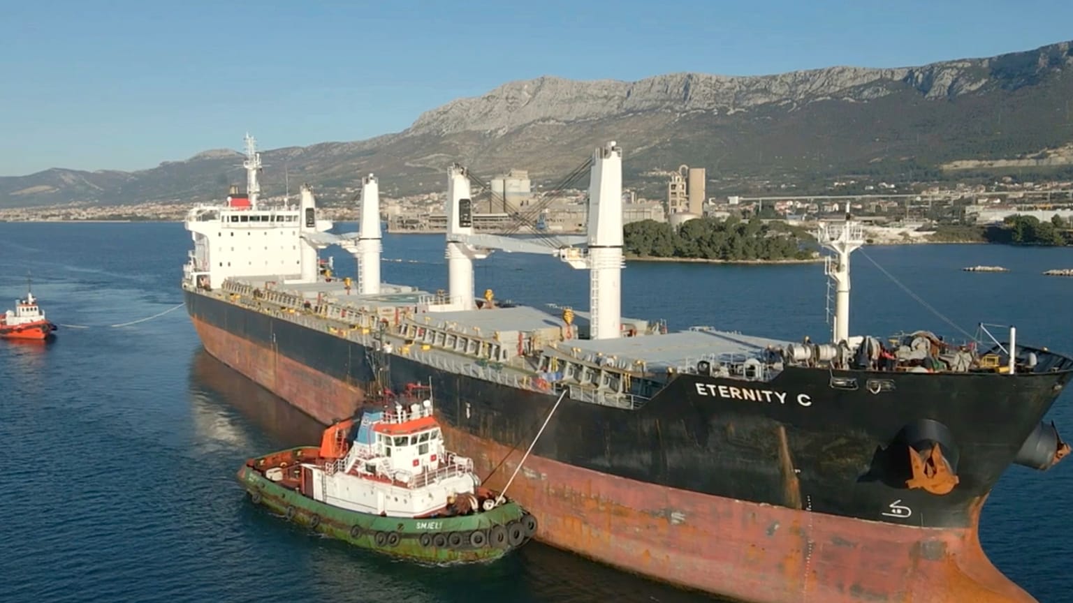O graneleiro Eternity C, de pavilhão liberiano, é visto em Split, na Croácia, a 30 de janeiro de 2023. 