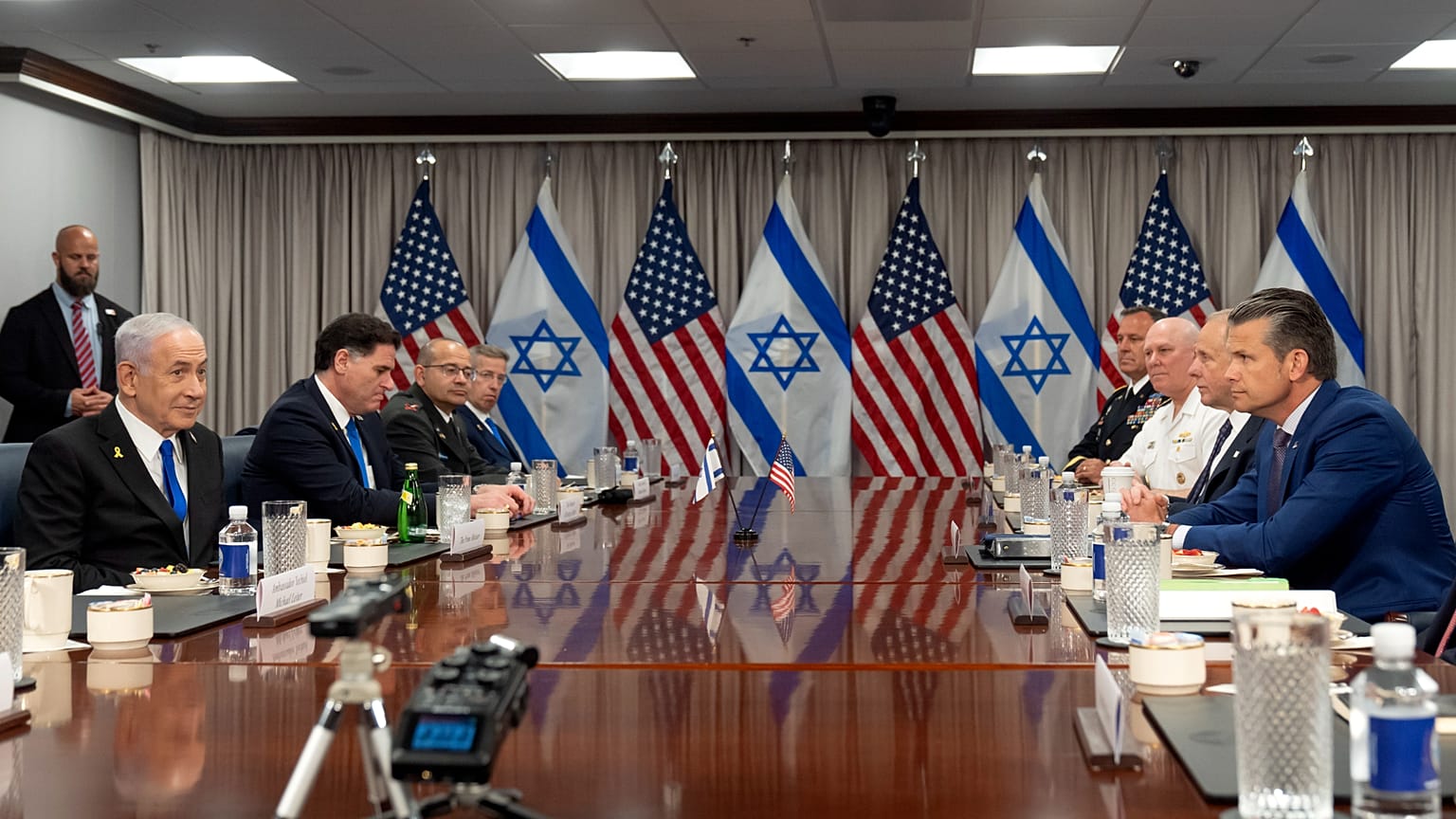 Il segretario alla Difesa Pete Hegseth, a destra, incontra il Primo Ministro israeliano Benjamin Netanyahu, a sinistra, al Pentagono (9 luglio 2025)