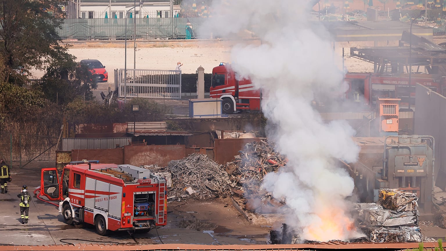 I vigili del fuoco sorvegliano l'area in cui è esploso un distributore di benzina a Roma (4 luglio 2025)  (Cecilia Fabiano/LaPresse via AP)