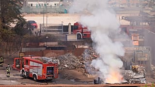 I vigili del fuoco sorvegliano l'area in cui è esploso un distributore di benzina a Roma (4 luglio 2025)  (Cecilia Fabiano/LaPresse via AP)