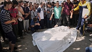 فلسطينيون حول جثث ضحايا قضوا في غارة جوية إسرائيلية، في مستشفى الشفاء بمدينة غزة، 2 يوليو 2025