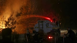 Os Balcãs foram assolados por tempestades e, na última semana, deflagraram incêndios florestais na Turquia, em Espanha e em França.