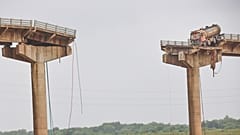 Rettungskräfte und Einheimische suchen nach Überlebenden, nachdem mehrere Fahrzeuge in einen Fluss gestürzt sind. Am Mittwoch, den neunten Juli 2025, war ein Teil einer Brücke in Mujpur, Gujarat, eingestürzt.