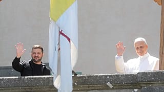 Ο πρόεδρος της Ουκρανίας Volodymyr Zelenskyy και ο Πάπας Λέων ΙΔ' χαιρετούν τους δημοσιογράφους κατά τη διάρκεια της συνάντησής τους στο Castel Gandolfo, 9 Ιουλίου 2025.