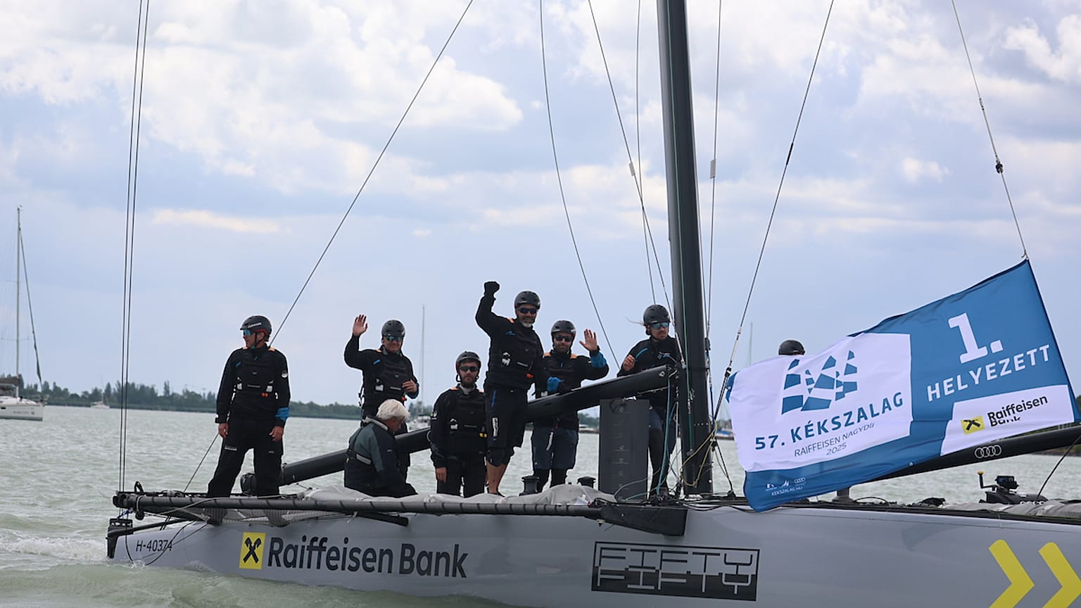 A győztes MLS Raiffeisen 5050 Fifty-Fifty legénysége 2025. július 10-én a balatonfüredi kikötőben