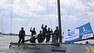 A győztes MLS Raiffeisen 5050 Fifty-Fifty legénysége 2025. július 10-én a balatonfüredi kikötőben